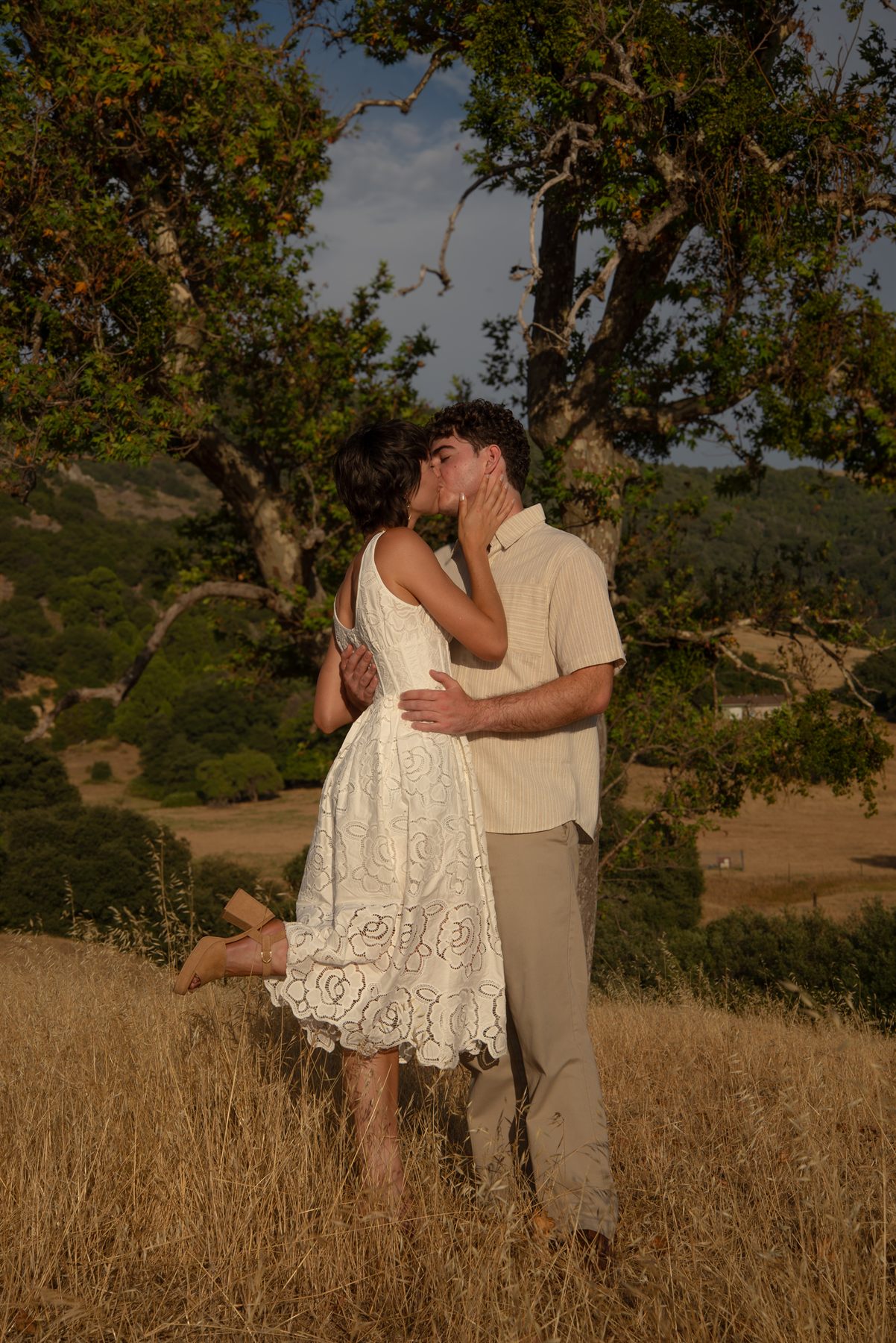 A kiss beneath the oak